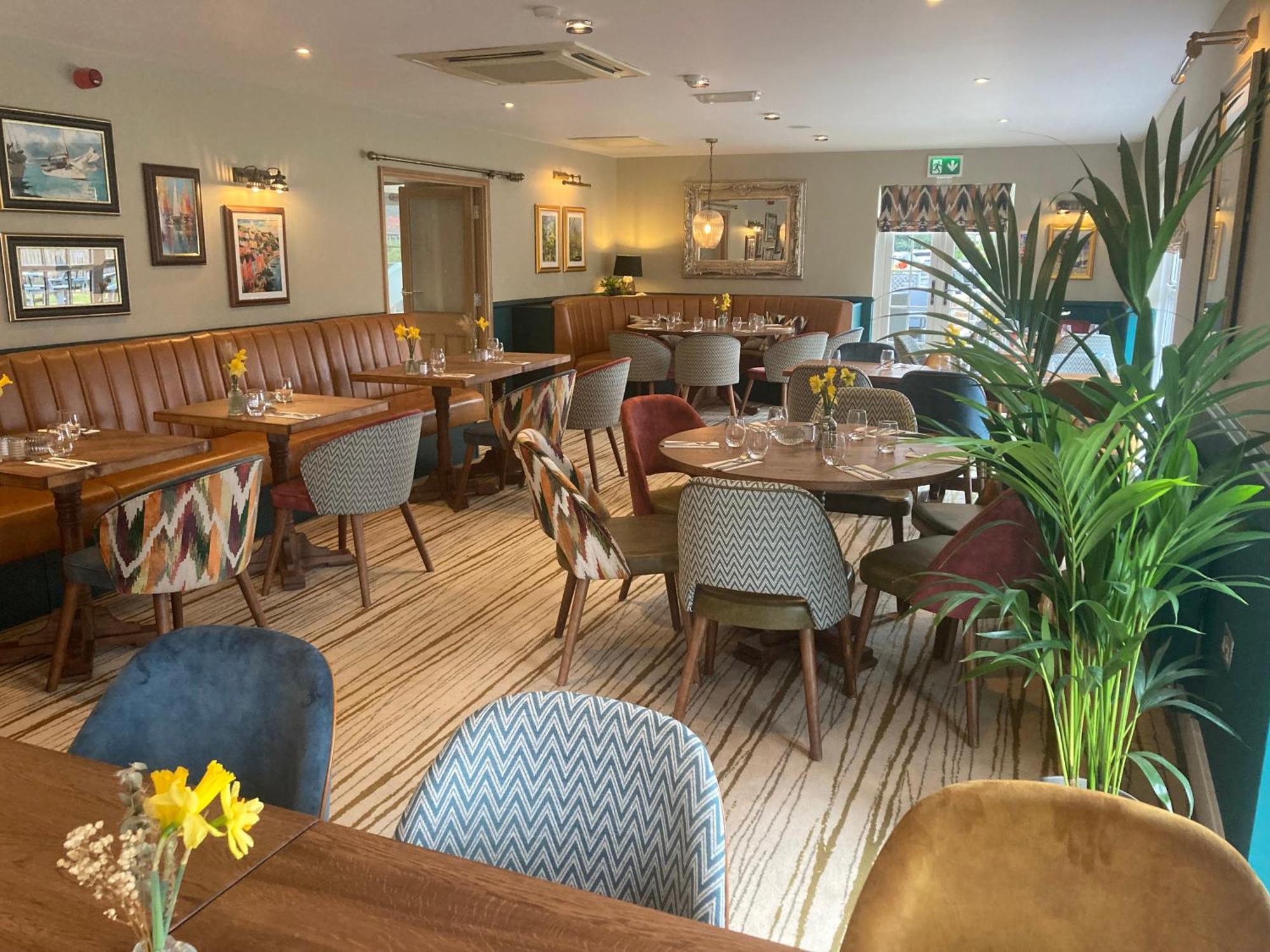 The Britannia Inn & Waves Restaurant セント・オーステル エクステリア 写真