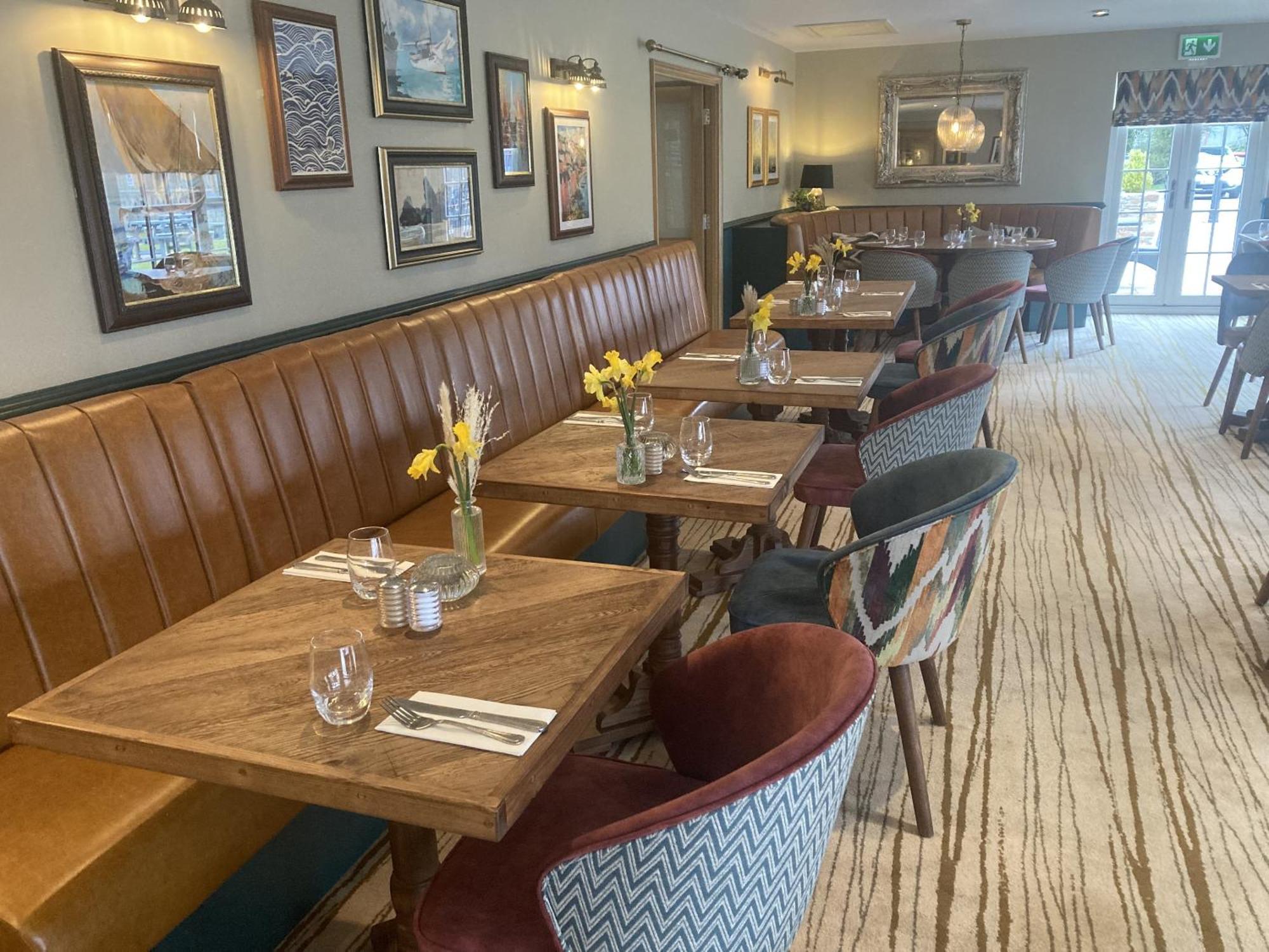 The Britannia Inn & Waves Restaurant セント・オーステル エクステリア 写真