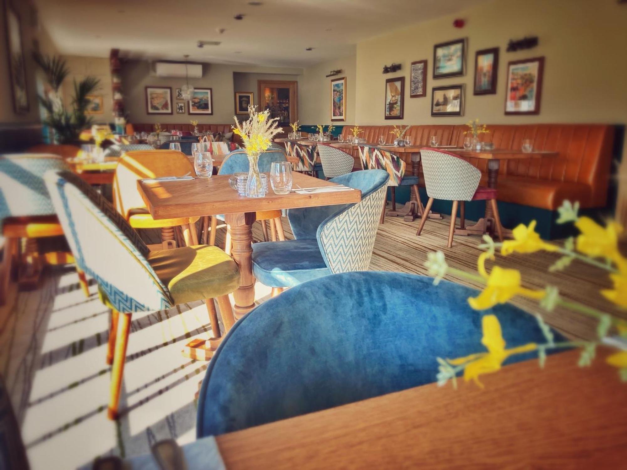 The Britannia Inn & Waves Restaurant セント・オーステル エクステリア 写真