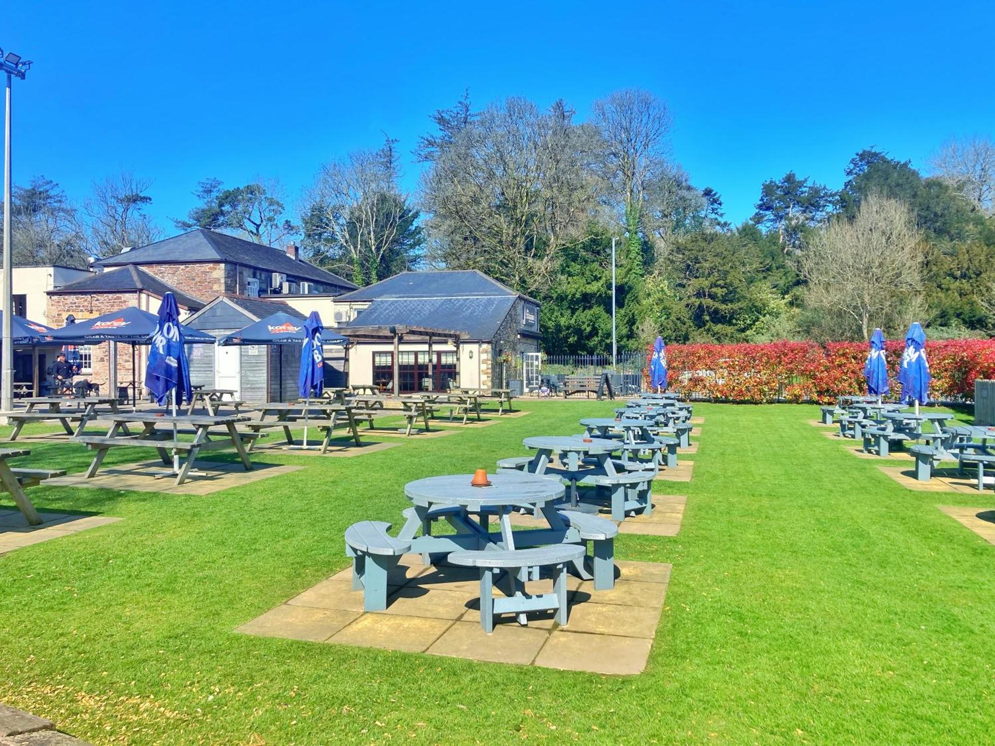 The Britannia Inn & Waves Restaurant セント・オーステル エクステリア 写真