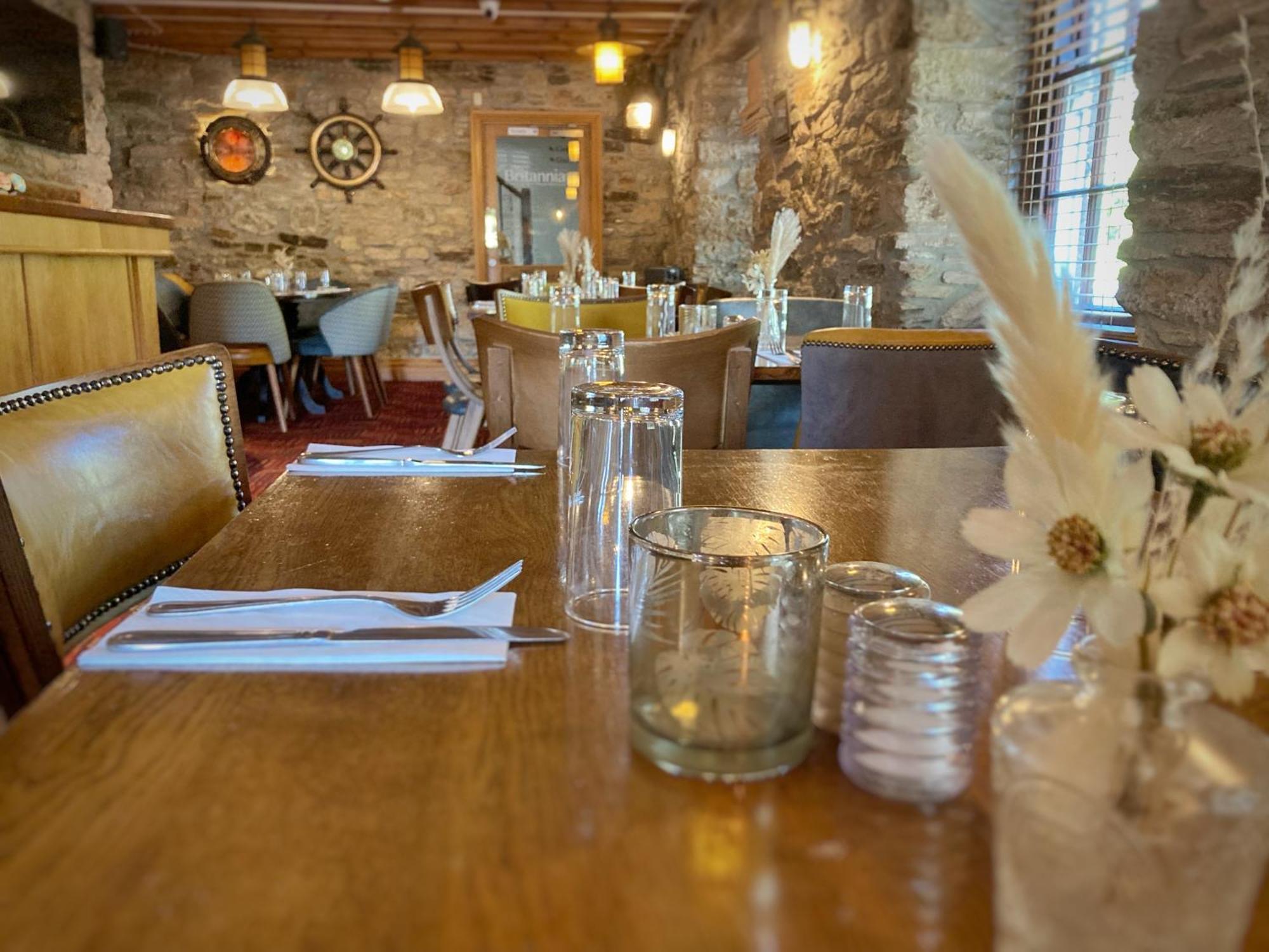 The Britannia Inn & Waves Restaurant セント・オーステル エクステリア 写真